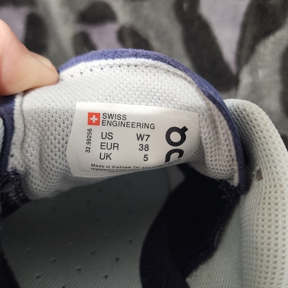 Brand new ON running shoes - Picture 3 of 5